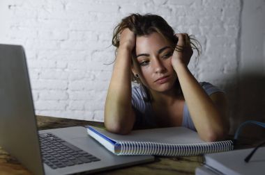 okuyan genç öğrenci kız evde yorgun bitkin ve stres duygu sinirli bir sınav hazırlama dizüstü bilgisayar