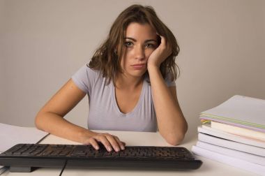 genç çekici öğrenci kız ya da stres bakarak bilgisayar masasında oturan çalışan kadın yorgun yorgun ve sıkıcı 