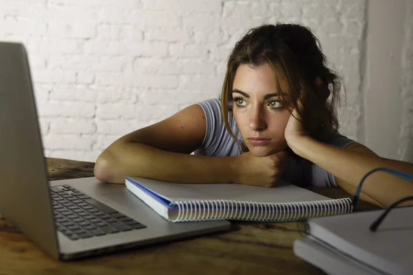 Jovem estudante menina estudando cansado em casa laptop computador preparando exame exausto e frustrado sentindo estresse — Fotografia de Stock