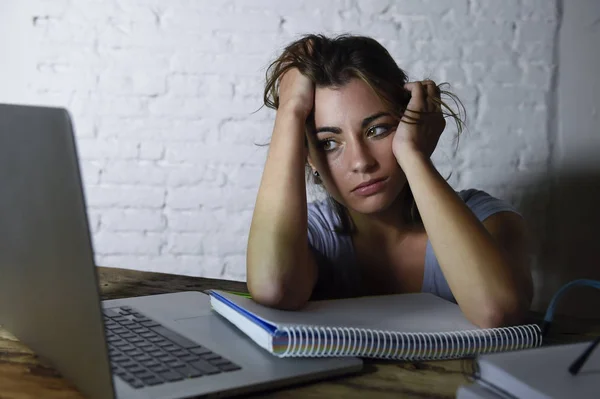 Ung student flicka studerar trött hemma bärbar dator förbereda tentamen utmattad och frustrerade känna stress — Stockfoto