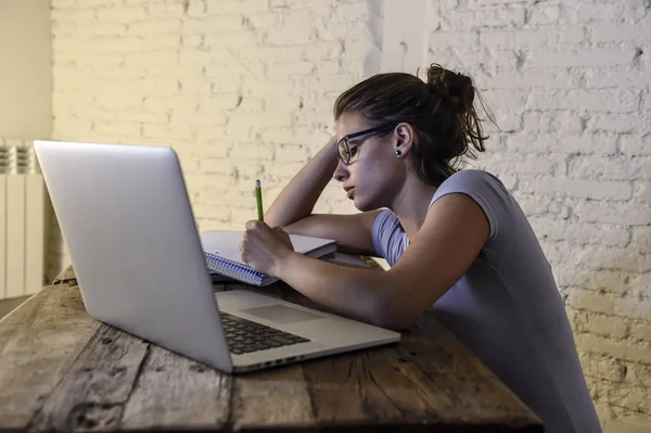 Giovane studentessa studiare stanco a casa computer portatile preparazione esame esausto e frustrato sensazione di stress — Foto Stock