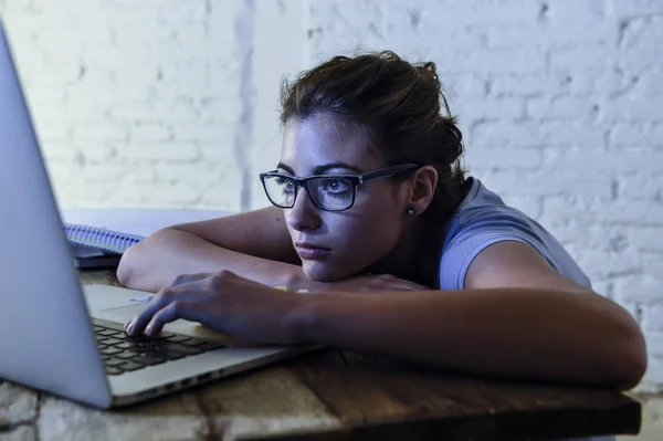 Jovem estudante menina estudando cansado em casa laptop computador preparando exame exausto e frustrado sentindo estresse — Fotografia de Stock