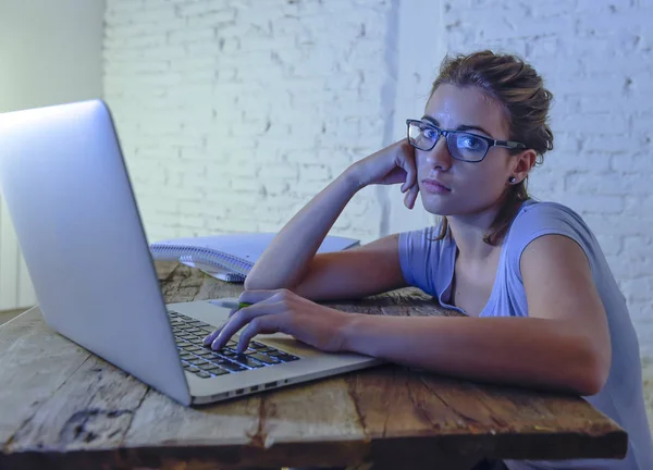 Młody student dziewczyna studiuje zmęczony w domu komputer przenośny przygotowania egzaminu wyczerpany i sfrustrowany, uczucie stresu — Zdjęcie stockowe