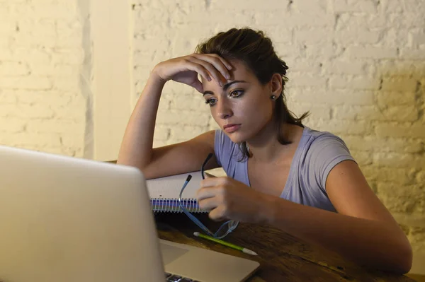 Młody student dziewczyna studiuje zmęczony w domu komputer przenośny przygotowania egzaminu wyczerpany i sfrustrowany, uczucie stresu — Zdjęcie stockowe