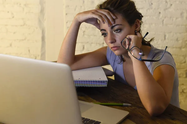 Joven estudiante chica estudiando cansado en casa ordenador portátil preparación examen agotado y frustrado sensación de estrés — Foto de Stock