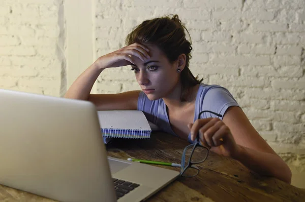 Joven estudiante chica estudiando cansado en casa ordenador portátil preparación examen agotado y frustrado sensación de estrés — Foto de Stock