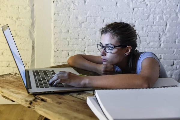 Giovane studentessa studiare stanco a casa computer portatile preparazione esame esausto e frustrato sensazione di stress — Foto Stock