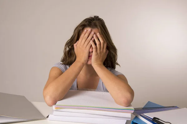 Jeune attrayant et belle fille étudiante fatiguée s'appuyant sur les livres scolaires pile sommeil fatigué et épuisé après avoir étudié — Photo