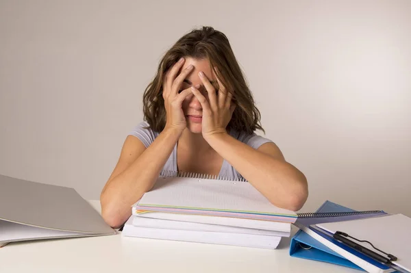 Jonge aantrekkelijke en mooie moe student meisje leunend op school boeken stapel slapen, moe en uitgeput na het bestuderen van — Stockfoto