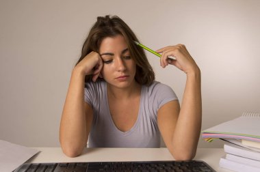 genç çekici öğrenci kız ya da stres bakarak bilgisayar masasında oturan çalışan kadın yorgun yorgun ve sıkıcı 