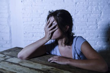 arayan harcanmış ve hayal kırıklığına uğramış genç güzel üzgün ve depresyonda kadın düşük ağrı ve depresyon hissi acı ve yıkmak