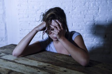 arayan harcanmış ve hayal kırıklığına uğramış genç güzel üzgün ve depresyonda kadın düşük ağrı ve depresyon hissi acı ve yıkmak