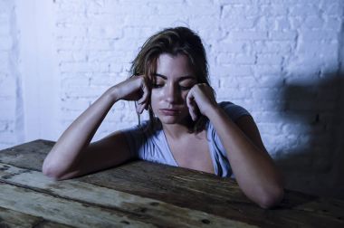 arayan harcanmış ve hayal kırıklığına uğramış genç güzel üzgün ve depresyonda kadın düşük ağrı ve depresyon hissi acı ve yıkmak