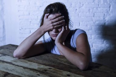 arayan harcanmış ve hayal kırıklığına uğramış genç güzel üzgün ve depresyonda kadın düşük ağrı ve depresyon hissi acı ve yıkmak