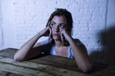 arayan harcanmış ve hayal kırıklığına uğramış genç güzel üzgün ve depresyonda kadın düşük ağrı ve depresyon hissi acı ve yıkmak