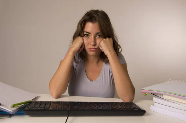 Genç çekici öğrenci kız ya da stres bakarak bilgisayar masasında oturan çalışan kadın yorgun yorgun ve sıkıcı — Stok fotoğraf