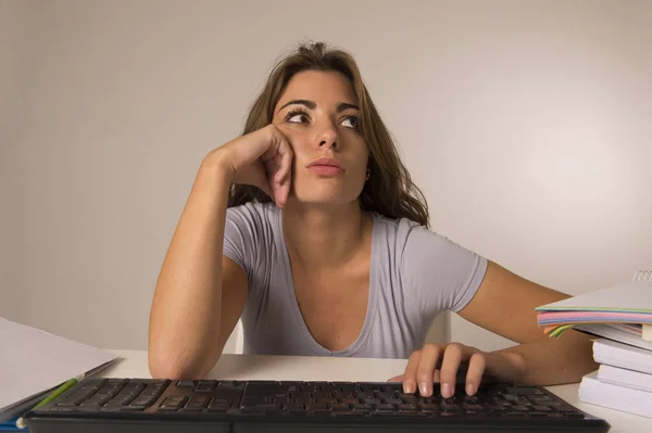 Joven chica atractiva estudiante o mujer trabajadora sentada en el escritorio de la computadora en el estrés buscando cansado agotado y aburrido —  Fotos de Stock
