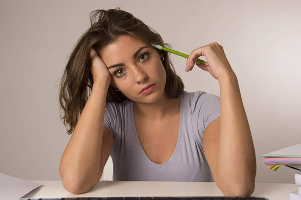 Unga attraktiva student tjej eller kvinna sitter vid dator skrivbord stress ser trött utmattad och tråkig — Stockfoto
