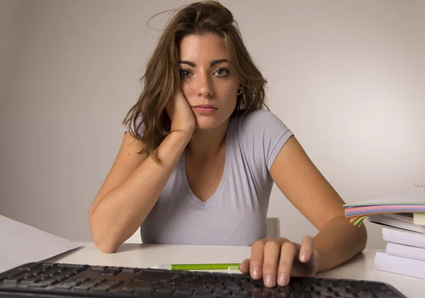 Jeune fille étudiante attrayante ou femme au travail assis au bureau de l'ordinateur dans le stress l'air fatigué épuisé et ennuyeux — Photo