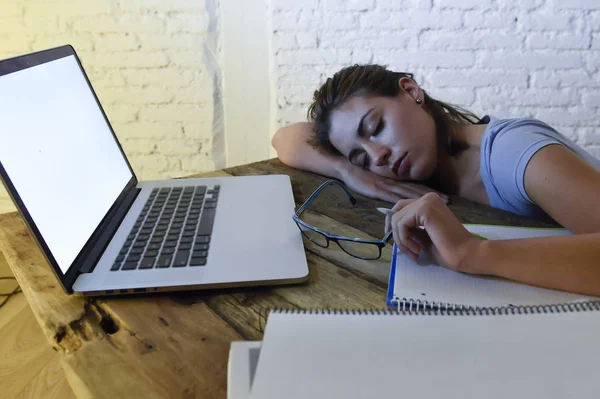 Joven hermosa y cansada estudiante chica durmiendo tomando una siesta acostado en casa ordenador portátil escritorio agotado y desperdiciado pasar la noche estudiando —  Fotos de Stock