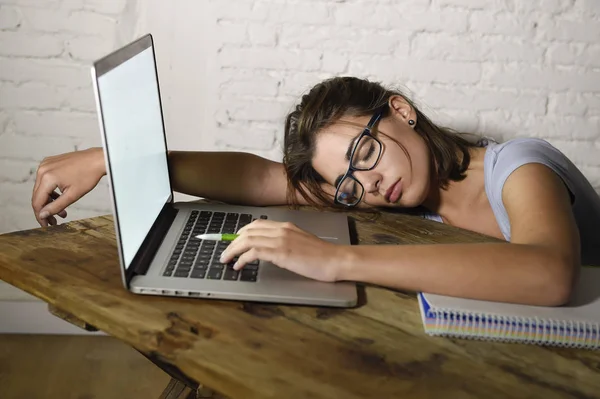 Jovem bela e cansada estudante menina dormindo tendo um cochilo deitado em casa laptop mesa de computador exausto e desperdiçado passar a noite estudando — Fotografia de Stock