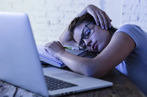 Jovem bela e cansada estudante menina dormindo tendo um cochilo deitado em casa laptop mesa de computador exausto e desperdiçado passar a noite estudando — Fotografia de Stock