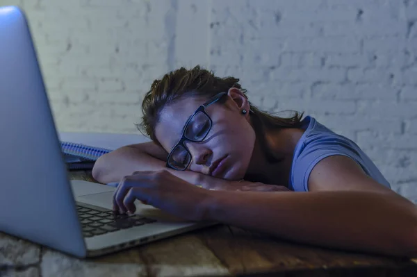 Joven hermosa y cansada estudiante chica durmiendo tomando una siesta acostado en casa ordenador portátil escritorio agotado y desperdiciado pasar la noche estudiando —  Fotos de Stock