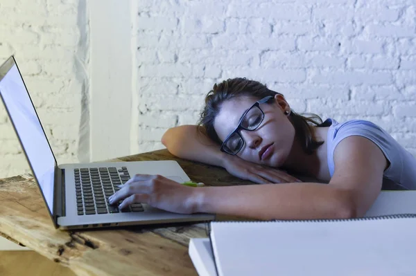 Joven hermosa y cansada estudiante chica durmiendo tomando una siesta acostado en casa ordenador portátil escritorio agotado y desperdiciado pasar la noche estudiando —  Fotos de Stock