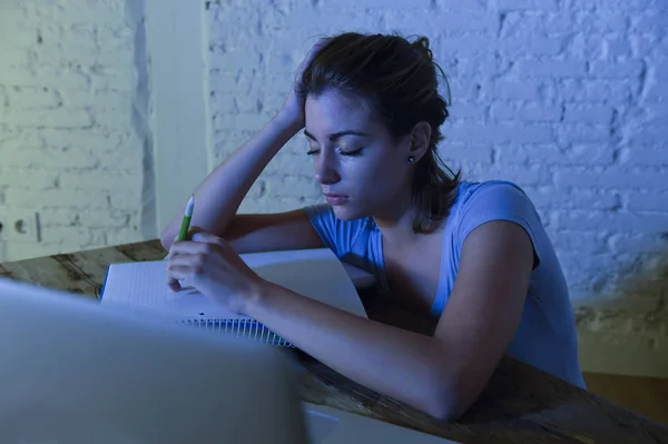 Jonge mooie en vermoeide student meisje slaapt een dutje, liggend op home laptop computerbureau uitgeput en verspild uitgaven nacht studeren — Stockfoto