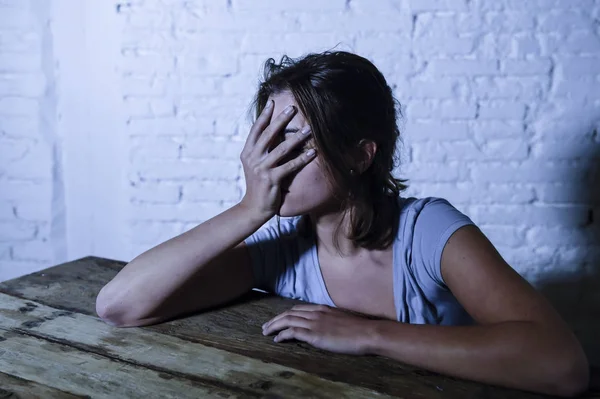 arayan harcanmış ve hayal kırıklığına uğramış genç güzel üzgün ve depresyonda kadın düşük ağrı ve depresyon hissi acı ve yıkmak