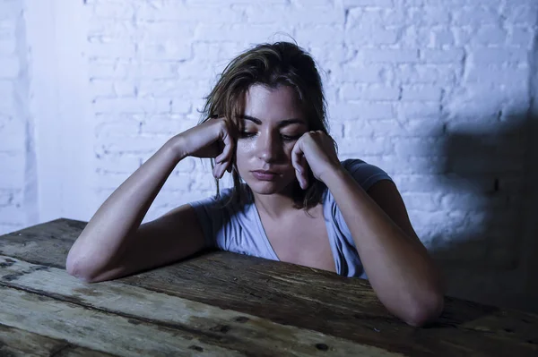 arayan harcanmış ve hayal kırıklığına uğramış genç güzel üzgün ve depresyonda kadın düşük ağrı ve depresyon hissi acı ve yıkmak