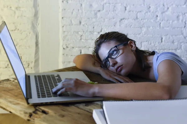 Молодая студентка учится устал на домашнем ноутбуке подготовки экзамена исчерпаны и разочарование чувство стресса — стоковое фото