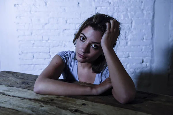 Junge schöne, traurige und depressive Frau, die erschöpft und frustriert aussieht und Schmerzen und Depressionen erleidet, die sich tief fühlen und zusammenbrechen — Stockfoto