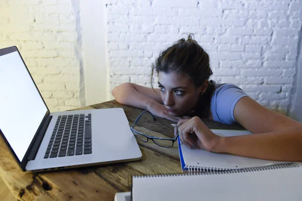 Mladá studentka studuje unavený doma přenosný počítač Příprava zkoušky vyčerpány a znechucený pocit stresu — Stock fotografie