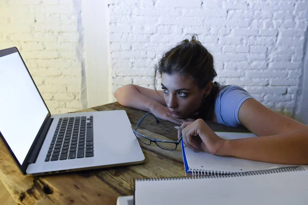 Joven estudiante chica estudiando cansado en casa ordenador portátil preparación examen agotado y frustrado sensación de estrés — Foto de Stock