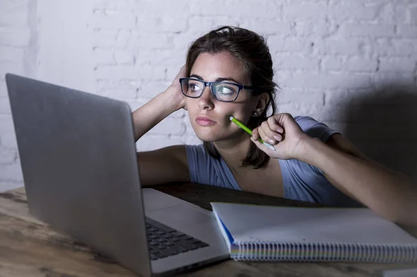 Ung student flicka studerar trött hemma laptop dator förber — Stockfoto