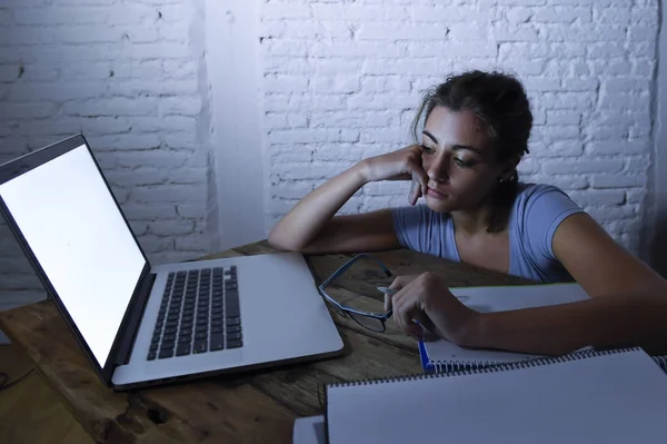 Jovem estudante menina estudando cansado em casa laptop computador preparando exame exausto e frustrado sentindo estresse — Fotografia de Stock