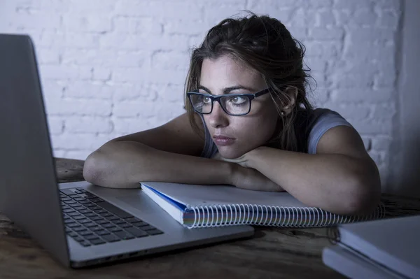 Joven estudiante chica estudiando cansado en casa ordenador portátil preparación examen agotado y frustrado sensación de estrés — Foto de Stock