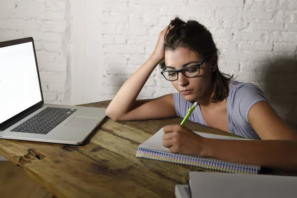 Joven estudiante chica estudiando cansado en casa ordenador portátil preparación examen agotado y frustrado sensación de estrés —  Fotos de Stock