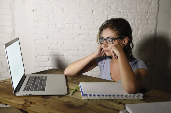 Jovem estudante menina estudando cansado em casa laptop computador preparando exame exausto e frustrado sentindo estresse — Fotografia de Stock