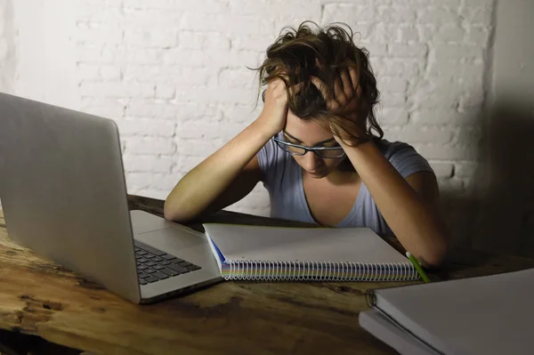 Ung student flicka studerar trött hemma bärbar dator förbereda tentamen utmattad och frustrerade känna stress — Stockfoto