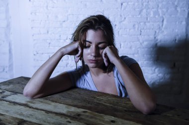 arayan harcanmış ve hayal kırıklığına uğramış genç güzel üzgün ve depresyonda kadın düşük ağrı ve depresyon hissi acı ve yıkmak