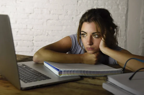 Jeune étudiante fille étudiant fatigué à la maison ordinateur portable préparation examen épuisé et frustré sentiment de stress — Photo