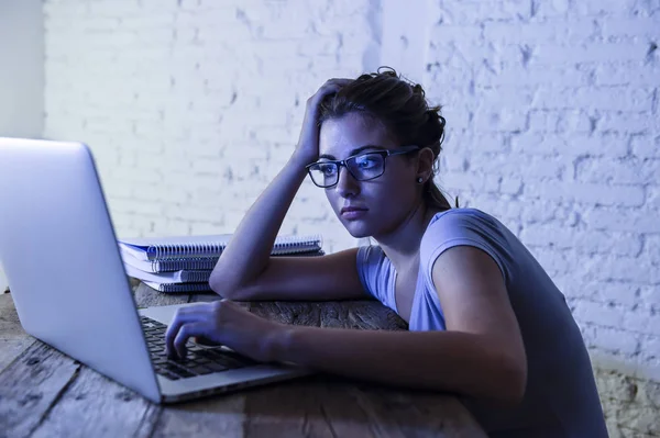 Joven estudiante chica estudiando cansado en casa ordenador portátil preparación examen agotado y frustrado sensación de estrés —  Fotos de Stock