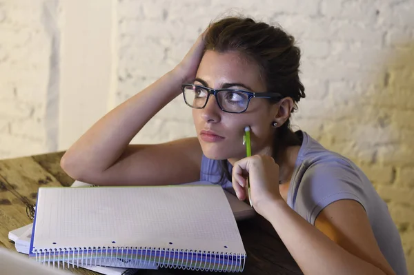 공부 하는 젊은 학생 여자 피곤 집에서 노트북 컴퓨터 시험 소진 하 고 스트레스를 느끼고 좌절을 준비 — 스톡 사진