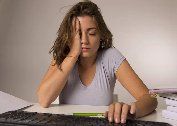 Joven chica atractiva estudiante o mujer trabajadora sentada en el escritorio de la computadora en el estrés buscando cansado agotado y aburrido —  Fotos de Stock