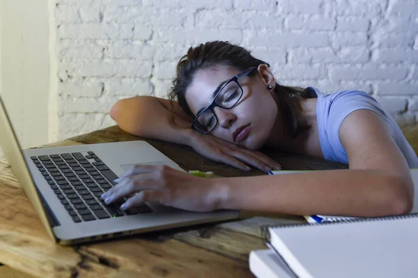 Joven hermosa y cansada estudiante chica durmiendo tomando una siesta acostado en casa ordenador portátil escritorio agotado y desperdiciado pasar la noche estudiando — Foto de Stock