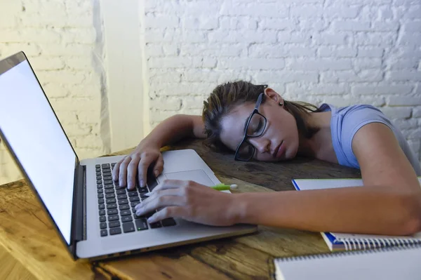 Joven hermosa y cansada estudiante chica durmiendo tomando una siesta acostado en casa ordenador portátil escritorio agotado y desperdiciado pasar la noche estudiando — Foto de Stock