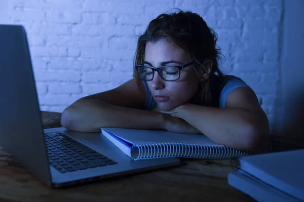 Joven hermosa y cansada estudiante chica durmiendo tomando una siesta acostado en casa ordenador portátil escritorio agotado y desperdiciado pasar la noche estudiando — Foto de Stock