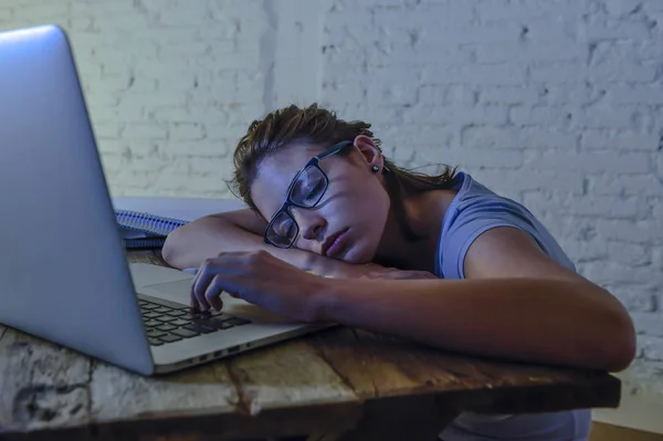 Joven hermosa y cansada estudiante chica durmiendo tomando una siesta acostado en casa ordenador portátil escritorio agotado y desperdiciado pasar la noche estudiando — Foto de Stock